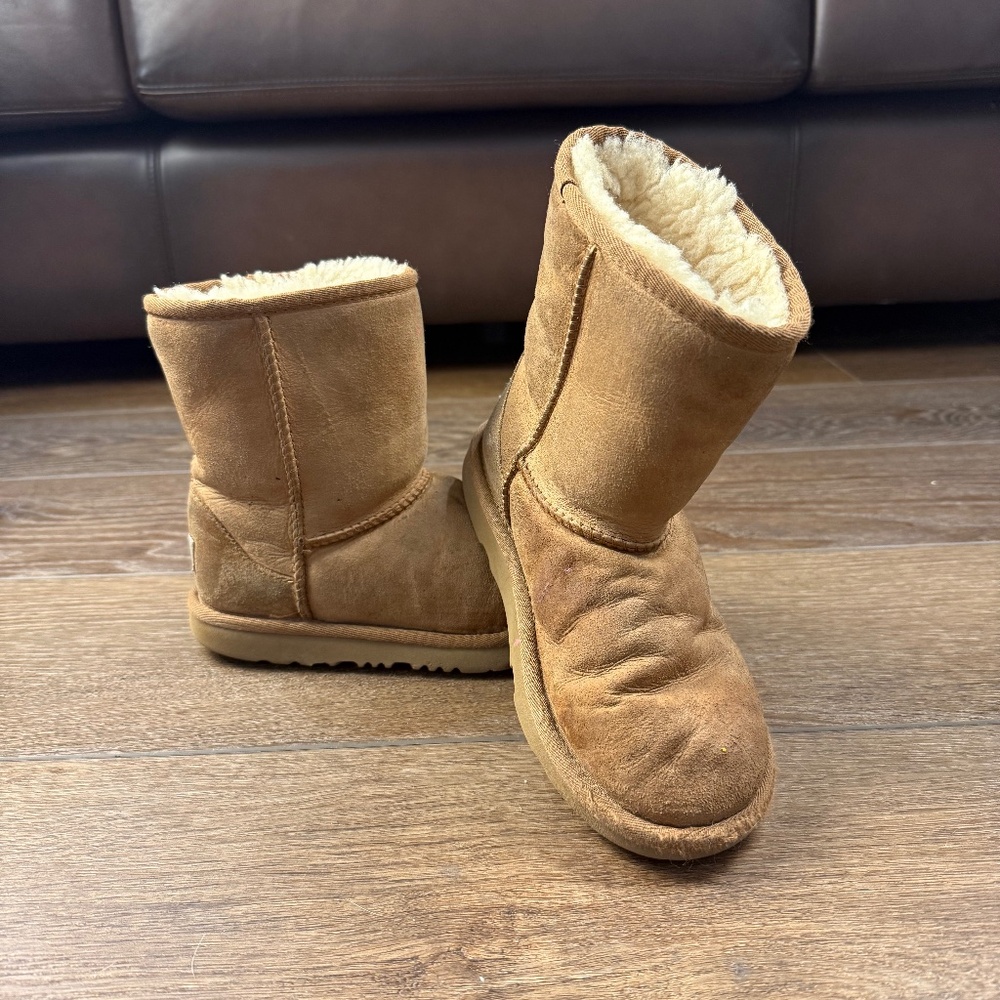 UGG Girls Short Chestnut Brown Pull-On Boots, Size 2, Fair Condition, Winter
